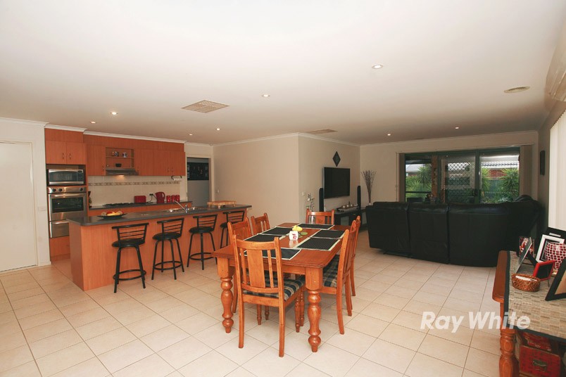55 Scotsdale Drive, CRANBOURNE EAST, VIC 3977