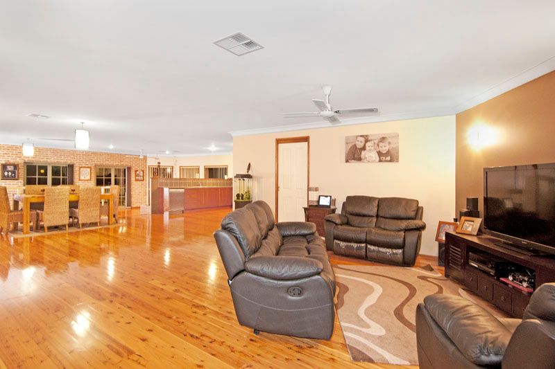 59 Elizabeth Bay Drive, LAKE MUNMORAH, NSW 2259