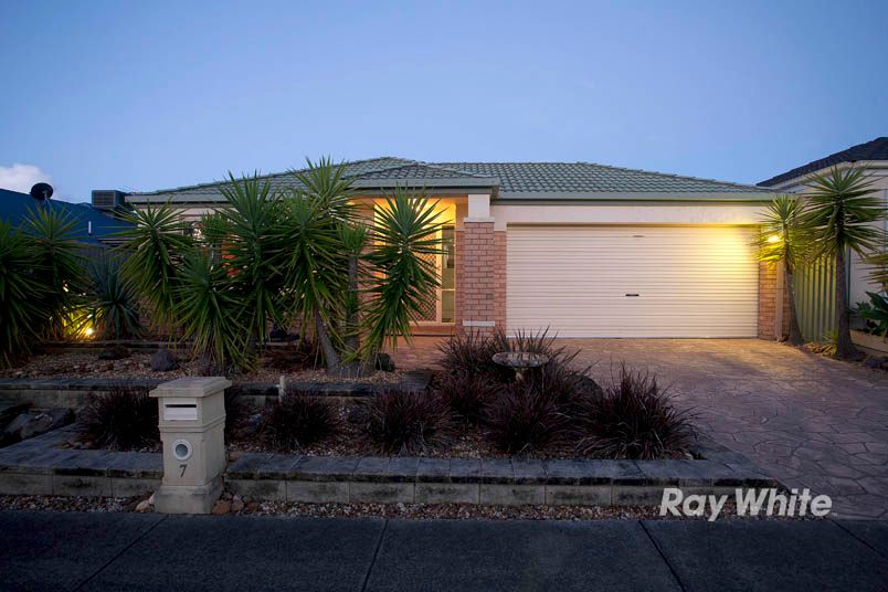 7 Greenock Crescent, CRANBOURNE EAST VIC 3977
