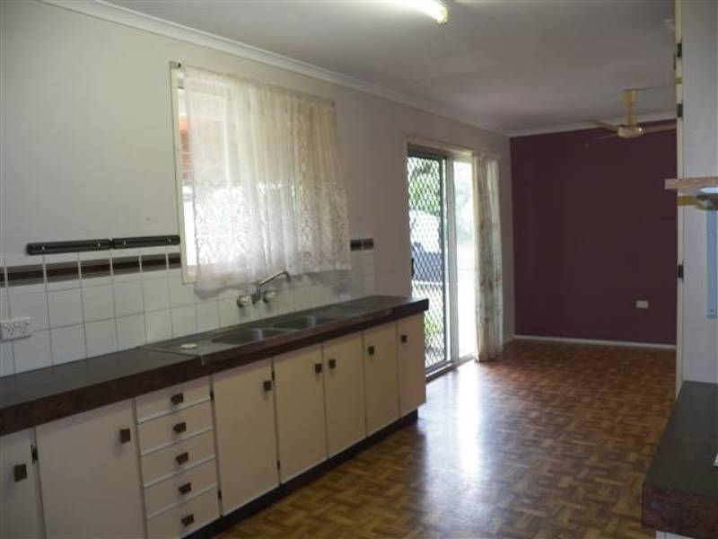 8 Aramac Drive, CLINTON, QLD 4680