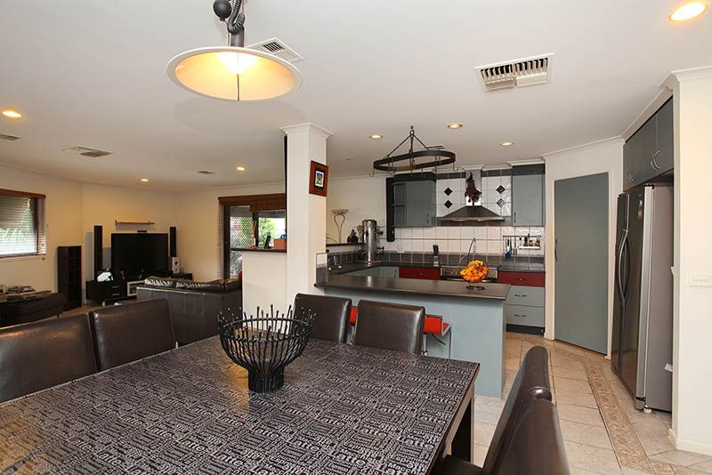 8 Royston Close, MILL PARK, VIC 3082
