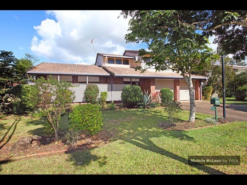 8 Halmore Place, CHAPEL HILL QLD 4069