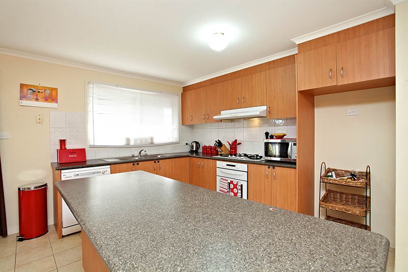 9 Moray Close, TAYLORS HILL, VIC 3037