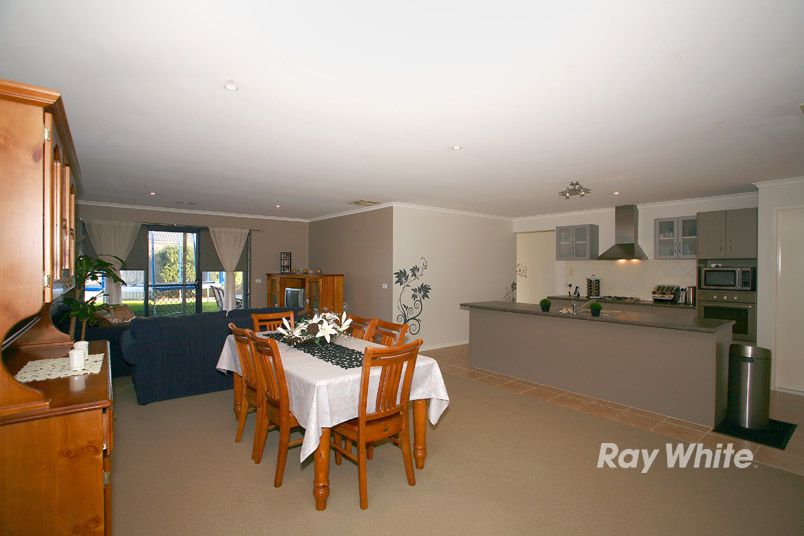 43 Bradford Drive, CRANBOURNE EAST, VIC 3977