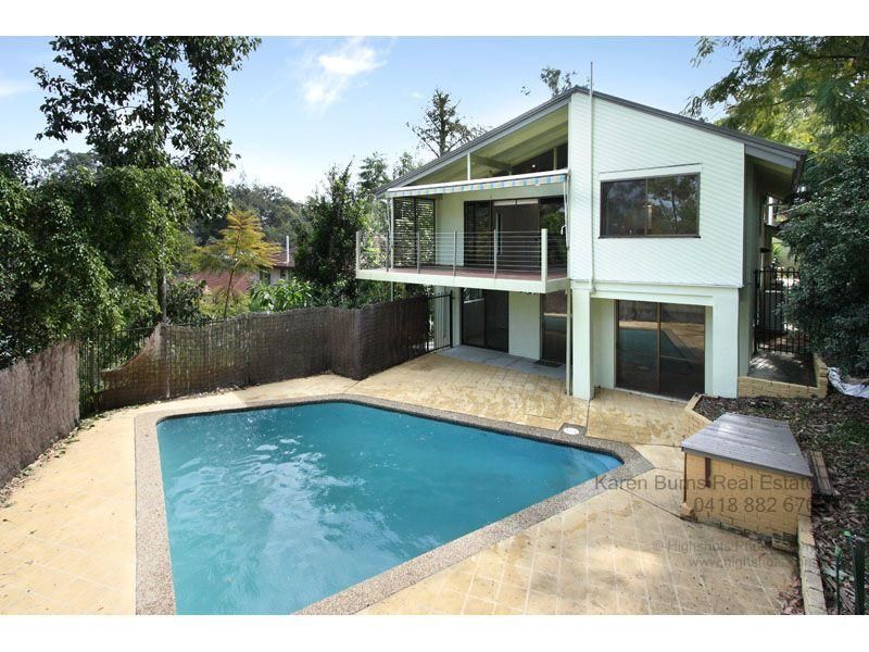 6 Robyn Street, CHAPEL HILL QLD 4069