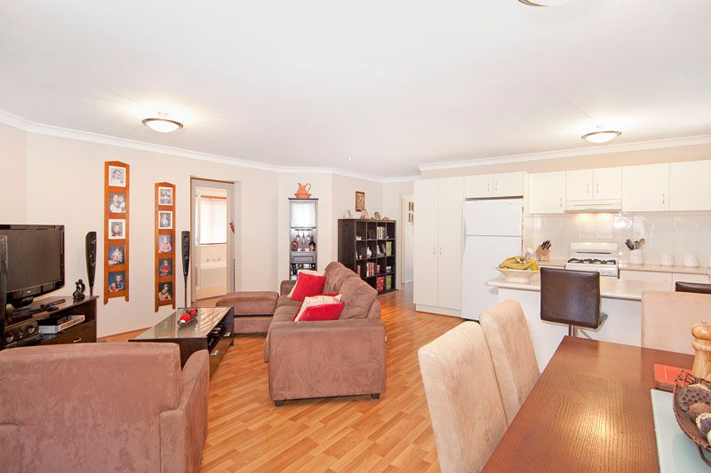 8 Staunton Court, LAKE MUNMORAH, NSW 2259