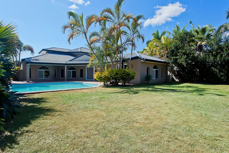 9 Cheval Court, BENOWA QLD 4217