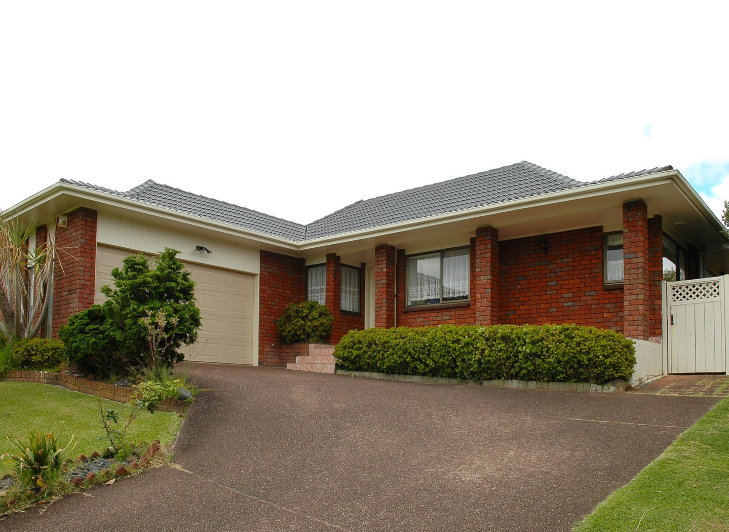 8 Loloma Drive, HALF MOON BAY, Manukau City