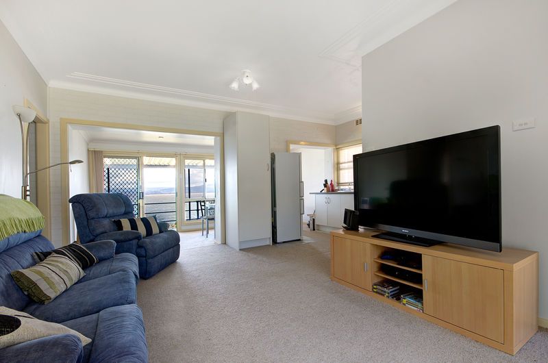51 Northcliffe Drive, LAKE HEIGHTS, NSW 2502