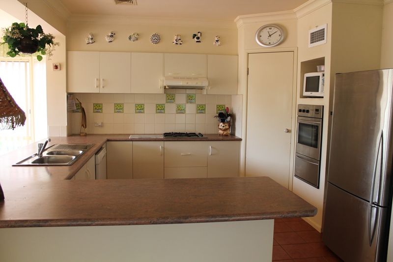 24 Greenway Drive, WEST HOXTON, NSW 2171