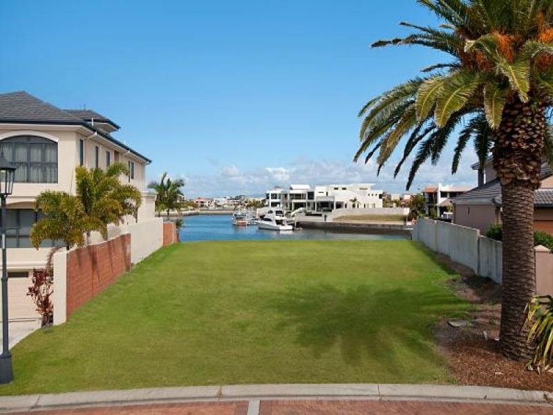 70 Royal Albert Crescent, SOVEREIGN ISLANDS, QLD 4216