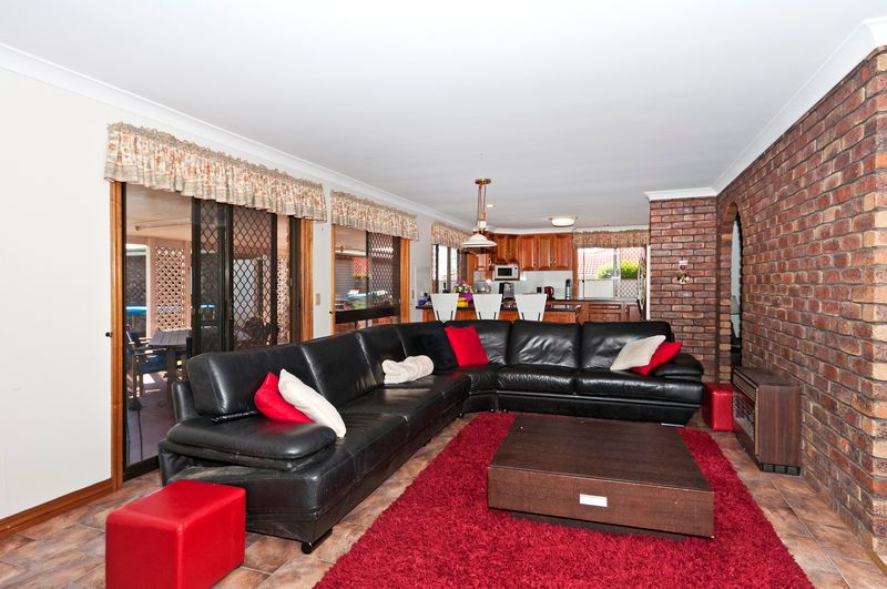 9 Lorna Court, CENTENARY HEIGHTS, QLD 4350