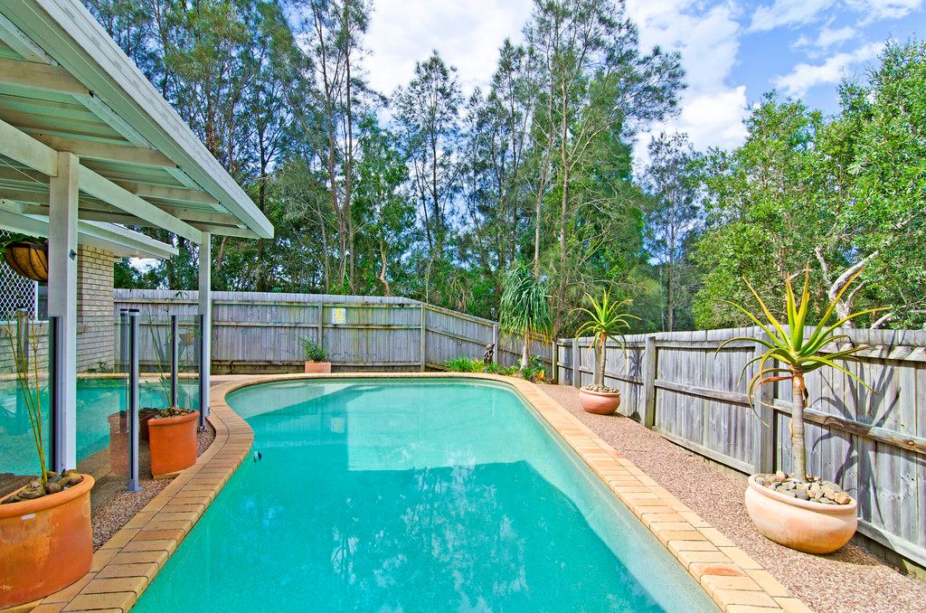 8 Casuarina Drive, ELANORA QLD 4221