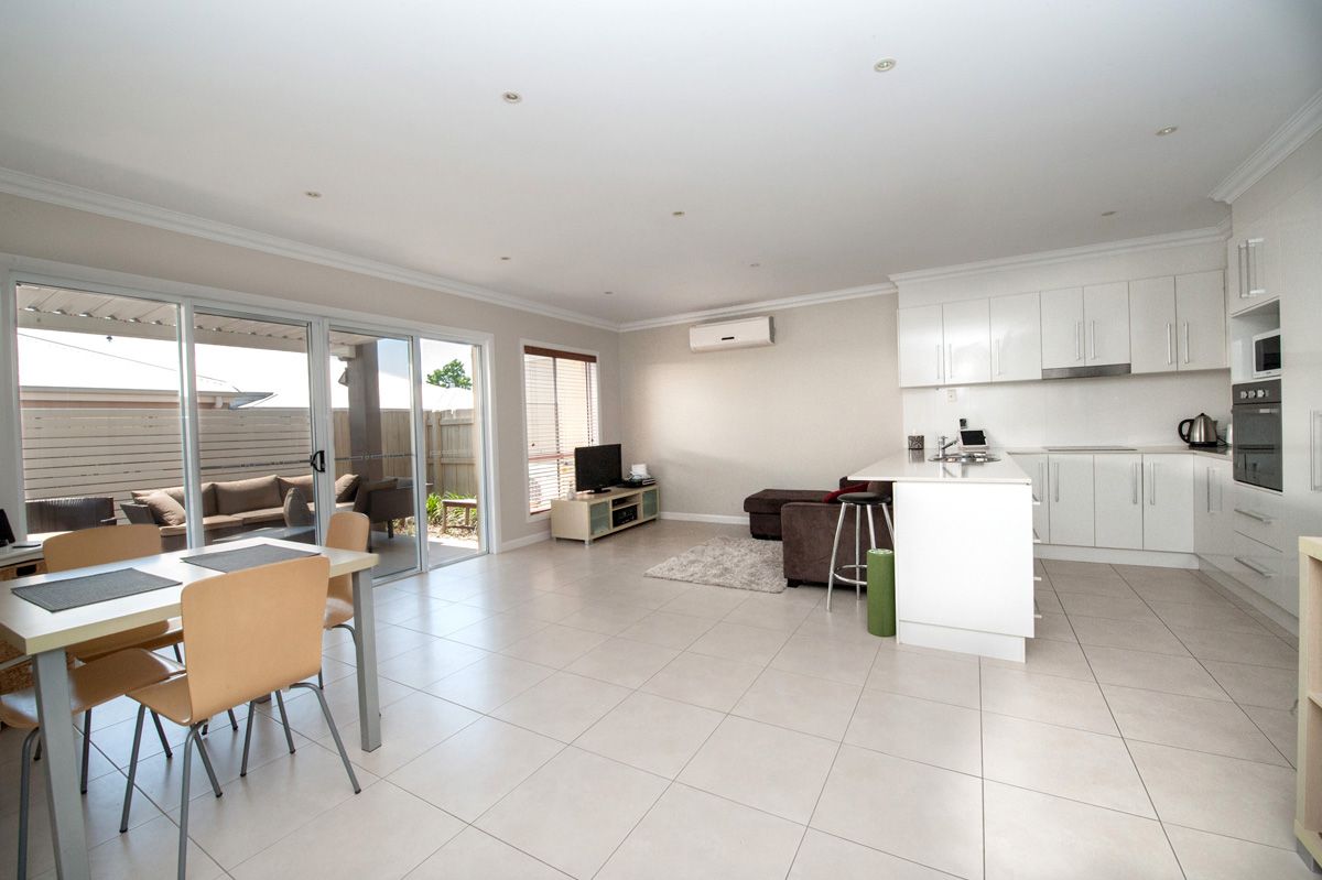 Unit 2/245A Mackenzie Street, CENTENARY HEIGHTS, QLD 4350