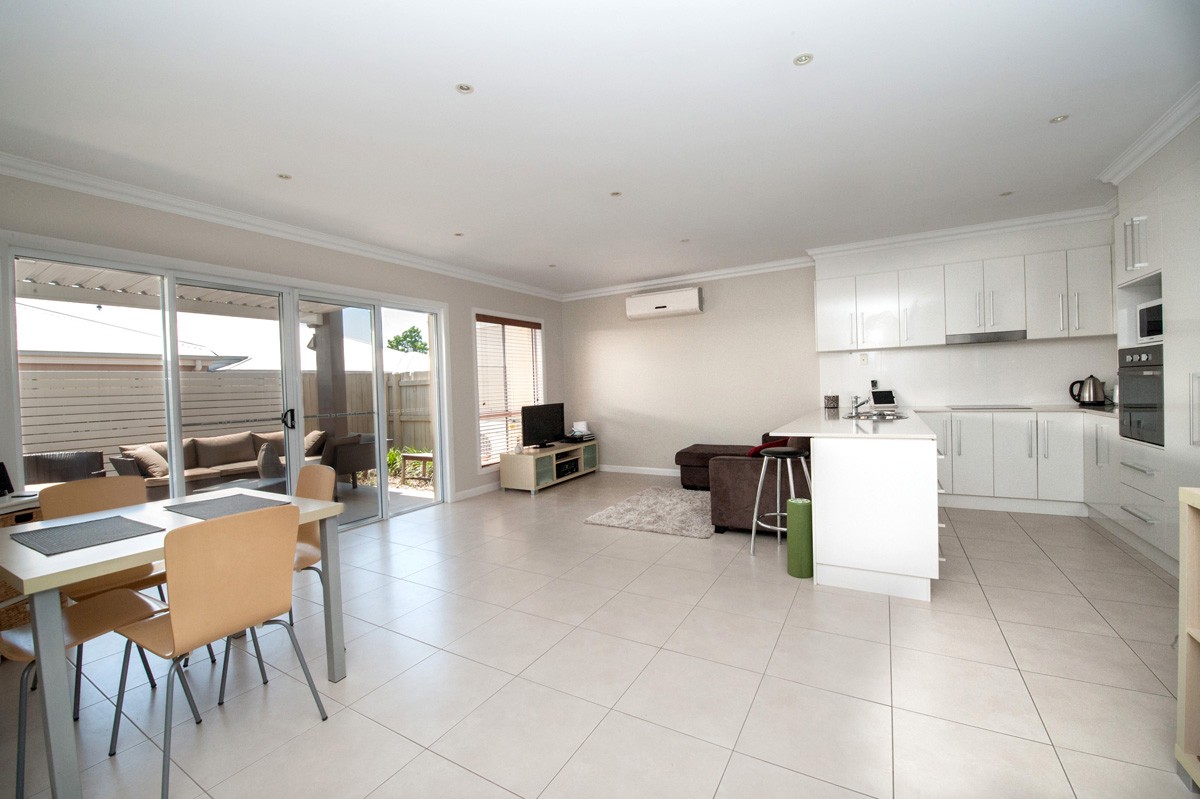 Unit 2/245A Mackenzie Street, CENTENARY HEIGHTS, QLD 4350
