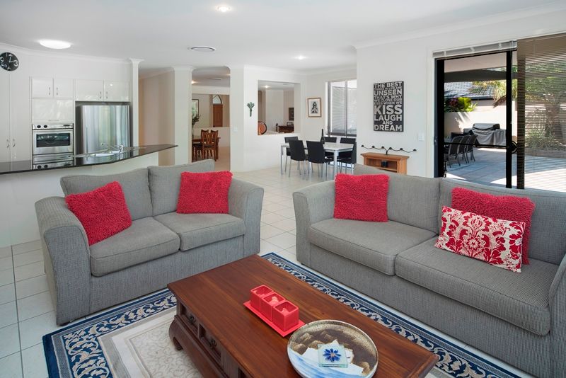 11 Waterside Esplanade, HELENSVALE, QLD 4212