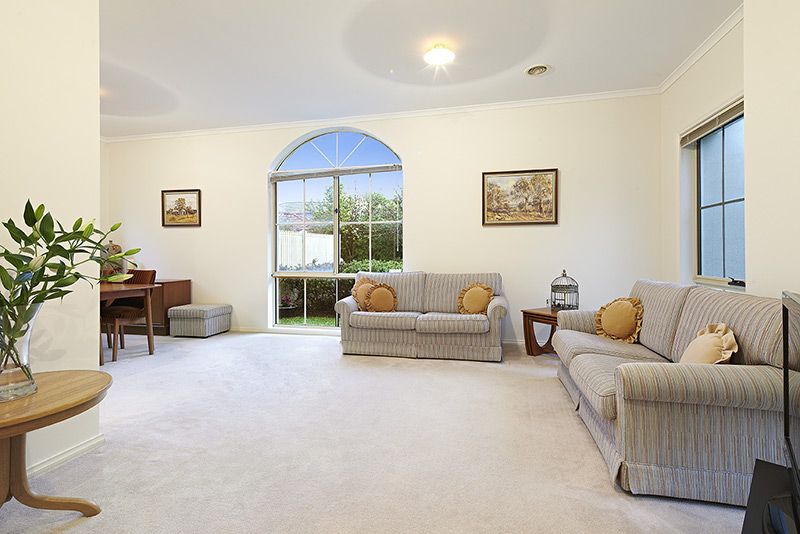 2 Solstice Walk, GLEN WAVERLEY, VIC 3150