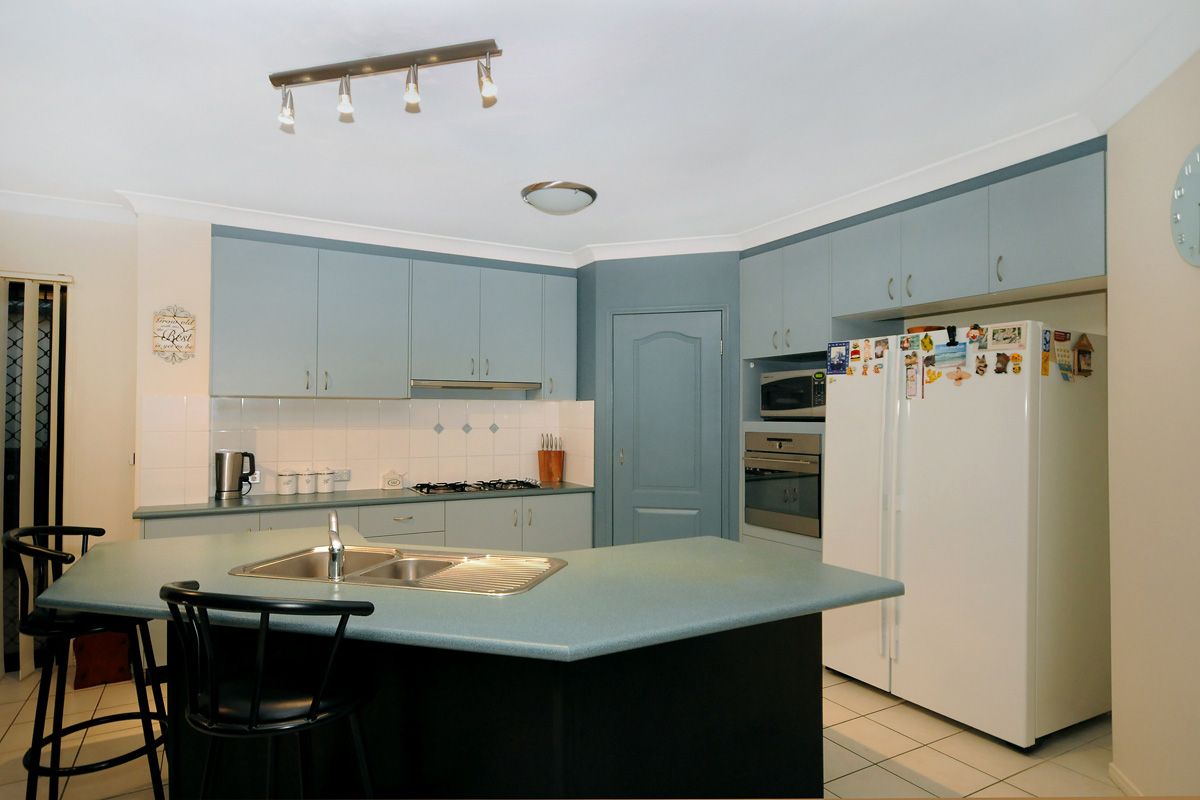 14 Banksdale Drive, MIDDLE RIDGE QLD 4350