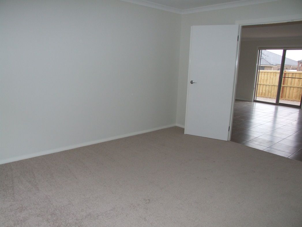 2 Finlay Avenue, MELTON WEST, VIC 3337