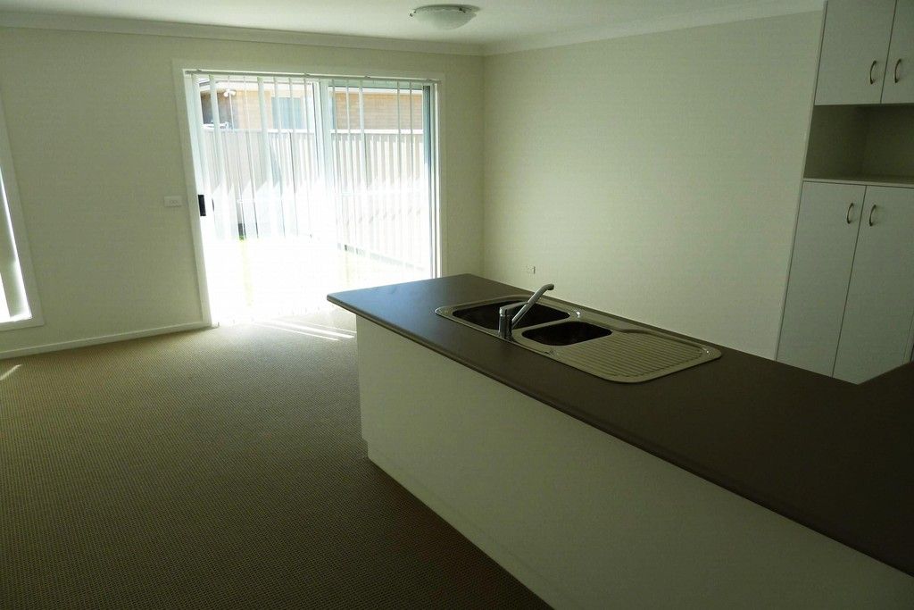 2/10 Mirrul Street, GLENFIELD PARK, NSW 2650
