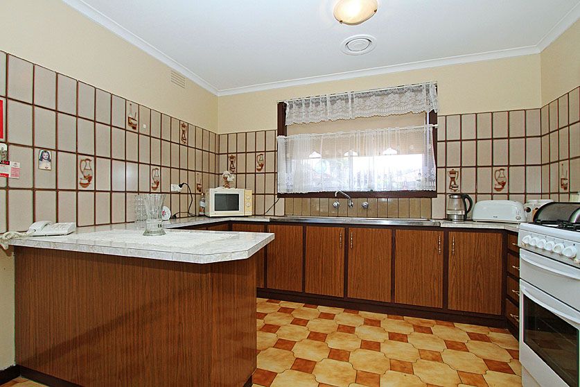 2 Karingal Way, THOMASTOWN, VIC 3074