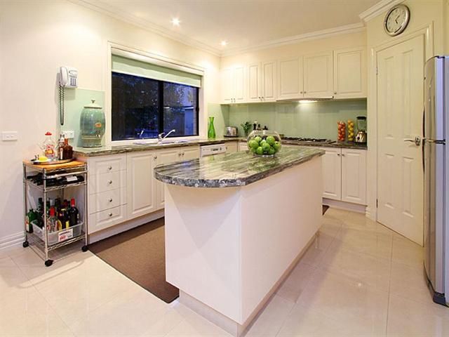 8 Delacombe Drive, MILL PARK, VIC 3082