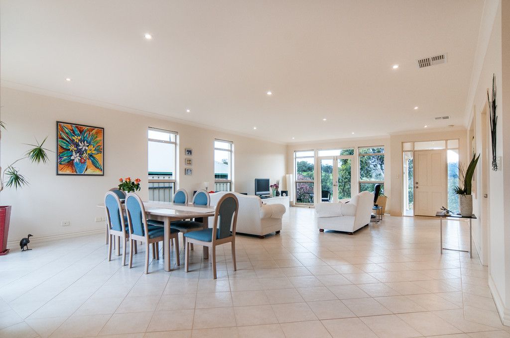 48 Sandalwood Crescent, FLAGSTAFF HILL SA 5159