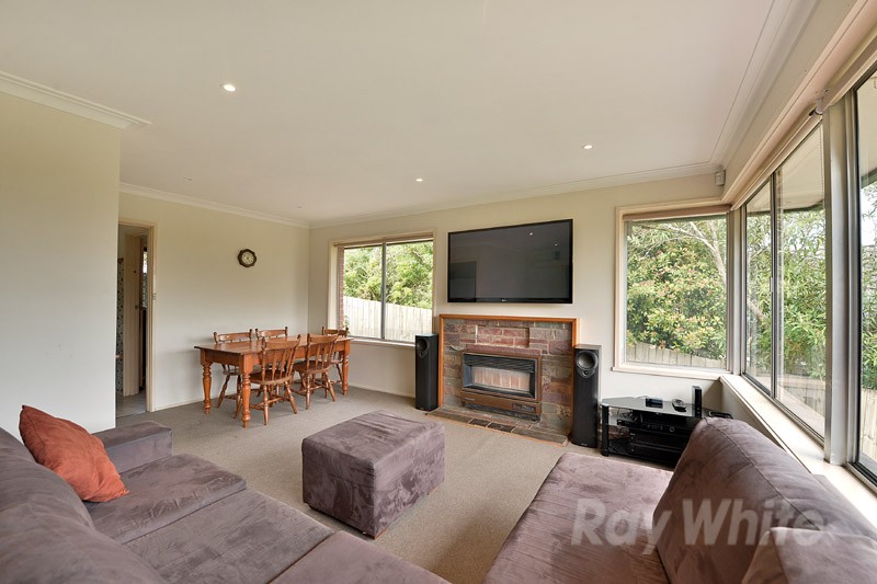 26 Lynn Drive, FERNTREE GULLY, VIC 3156