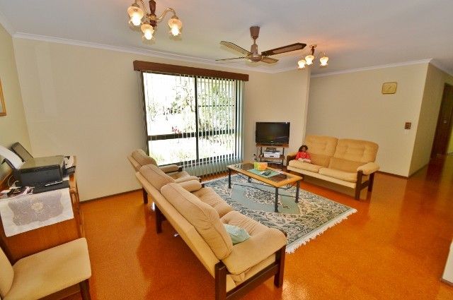 10 Leach Av,, LANDSBOROUGH, QLD 4550