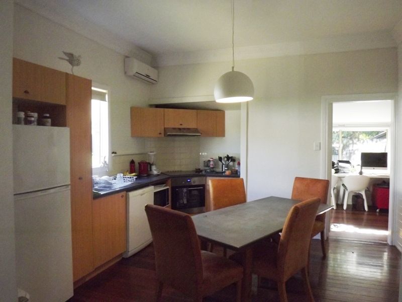 11 Moore Street, MORNINGSIDE QLD 4170