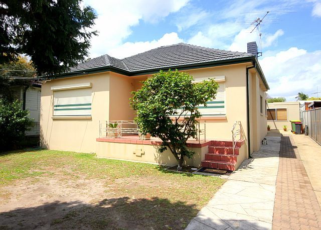 221 Henry Lawson Drive, GEORGES HALL NSW 2198