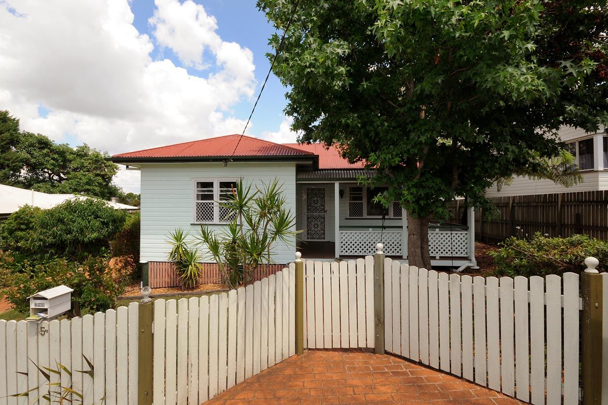 5 Sourris Street, MOUNT LOFTY QLD 4350