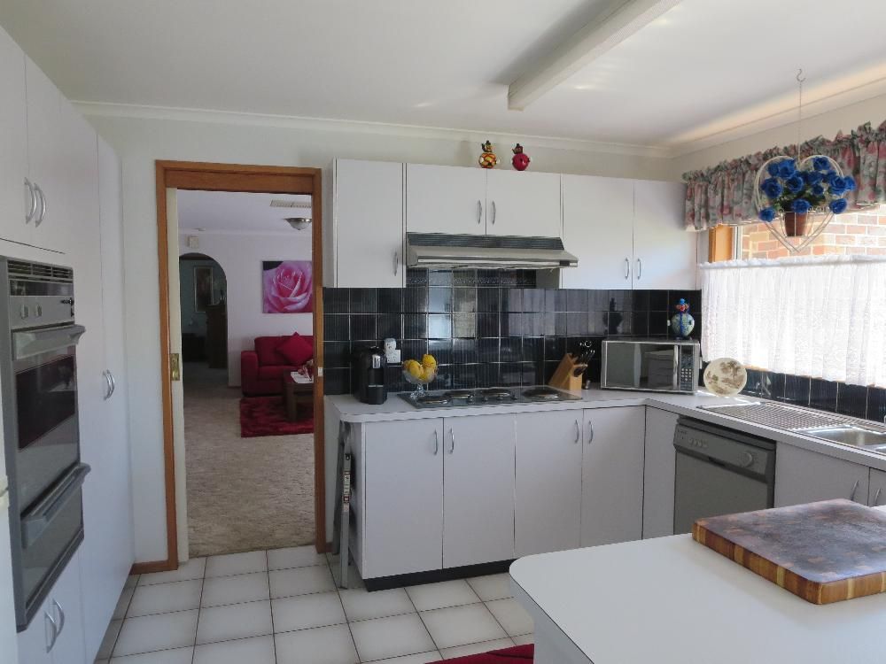 42 La Fontaine Avenue, LAVINGTON, NSW 2641