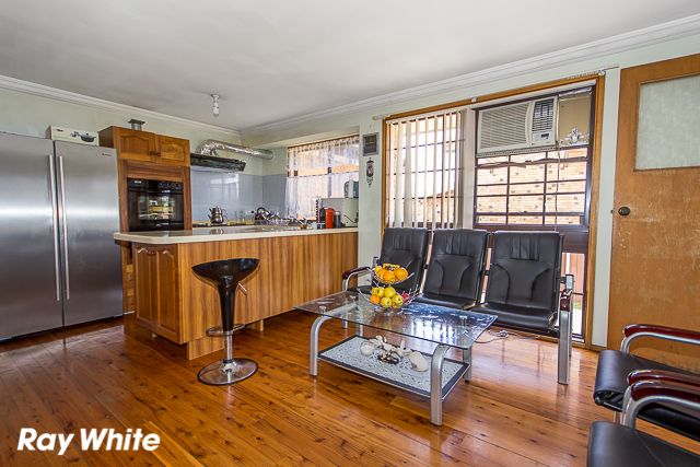 27 Mohawk Crescent, GREENFIELD PARK, NSW 2176
