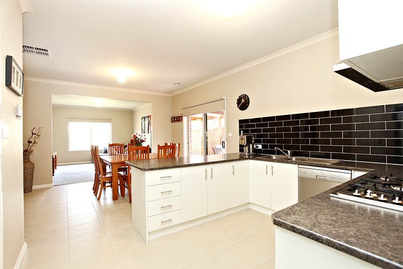 14 Chamonix Parade, SOUTH MORANG, VIC 3752