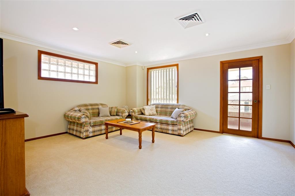 8 Coolabah Crescent, GLENMORE PARK, NSW 2745
