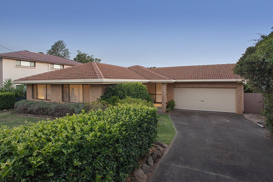 14 Barrymount Crescent, MOUNT LOFTY, QLD 4350