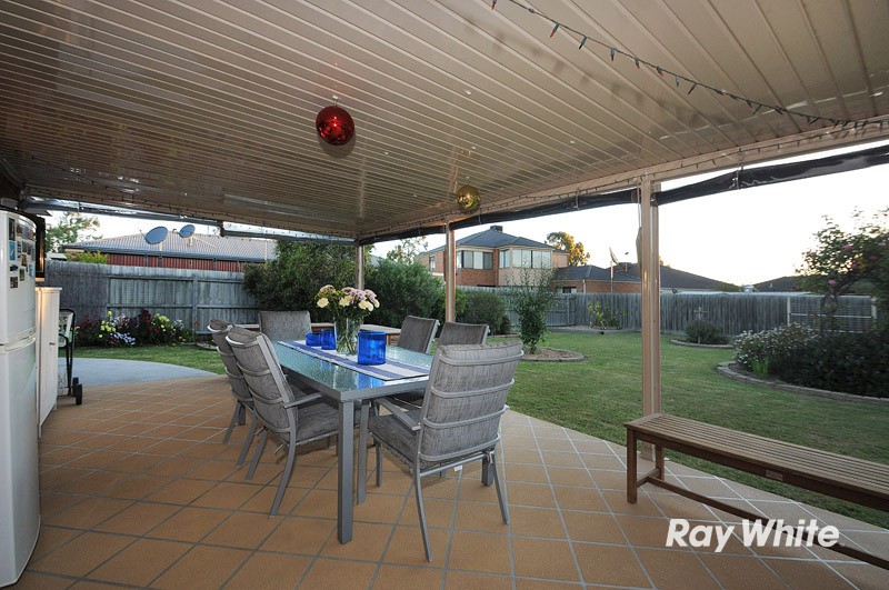 123 Hutchinson Drive, LYNBROOK, VIC 3975