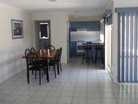 2/4 Amesbury Avenue, CRAIGIEBURN, VIC 3064