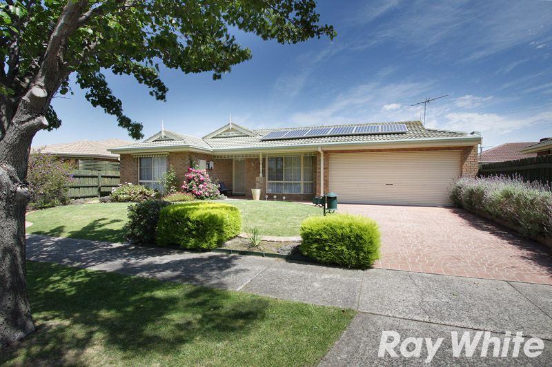 4 Holt Place, PAKENHAM VIC 3810