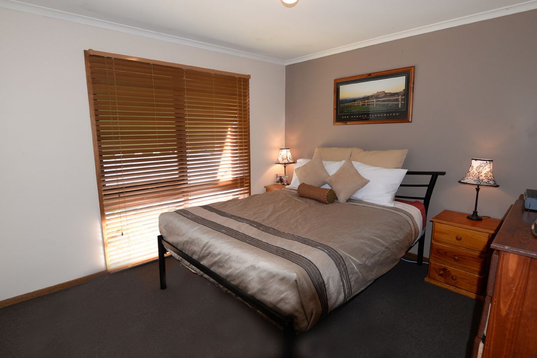 18 Yellow Gum Way, THURGOONA, NSW 2640