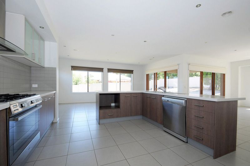 2 Springhill Road, LANGWARRIN, VIC 3910