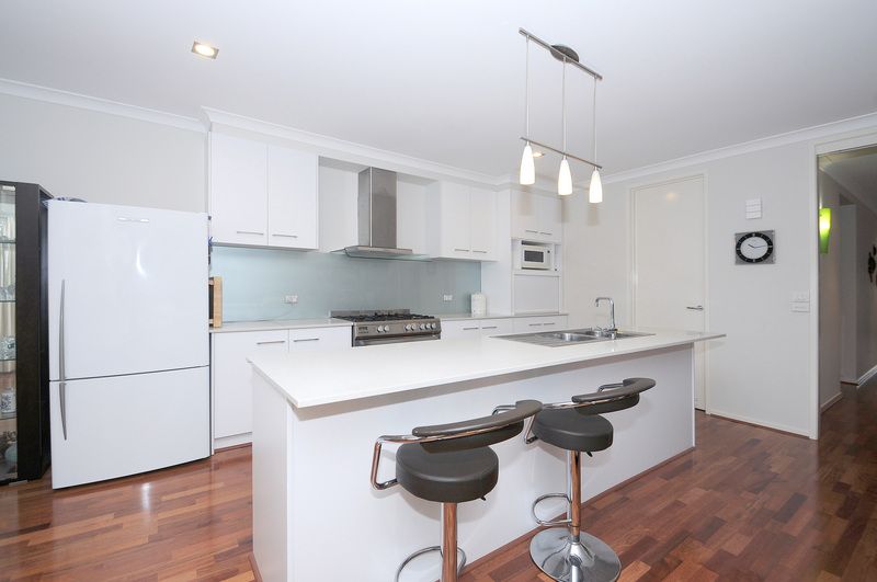 4 Blue Peppermint Court, LYNDHURST, VIC 3975