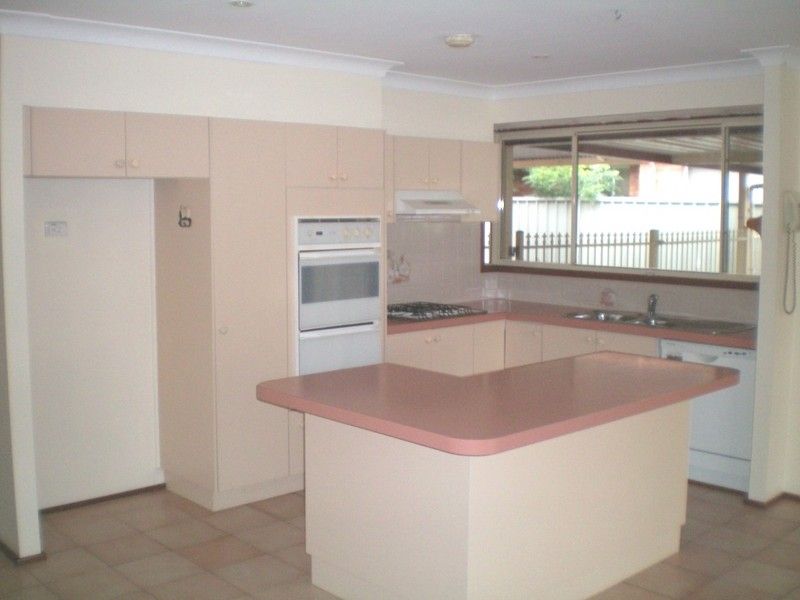4 Henze Crescent, CLAREMONT MEADOWS, NSW 2747
