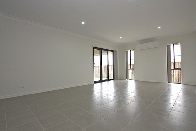100 Honeywood Drive, FERNVALE, QLD 4306