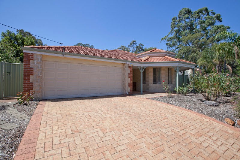 18 Collins Road, KALAMUNDA, WA 6076