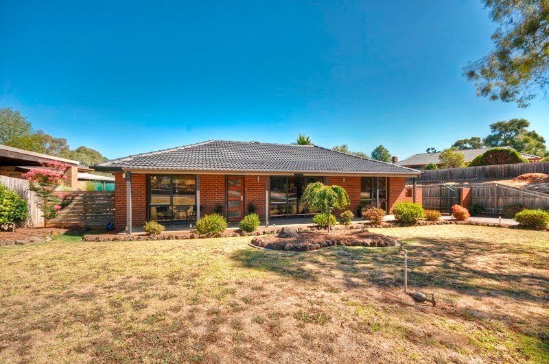 18 EASTWOOD CRES., MOOROOLBARK VIC 3138