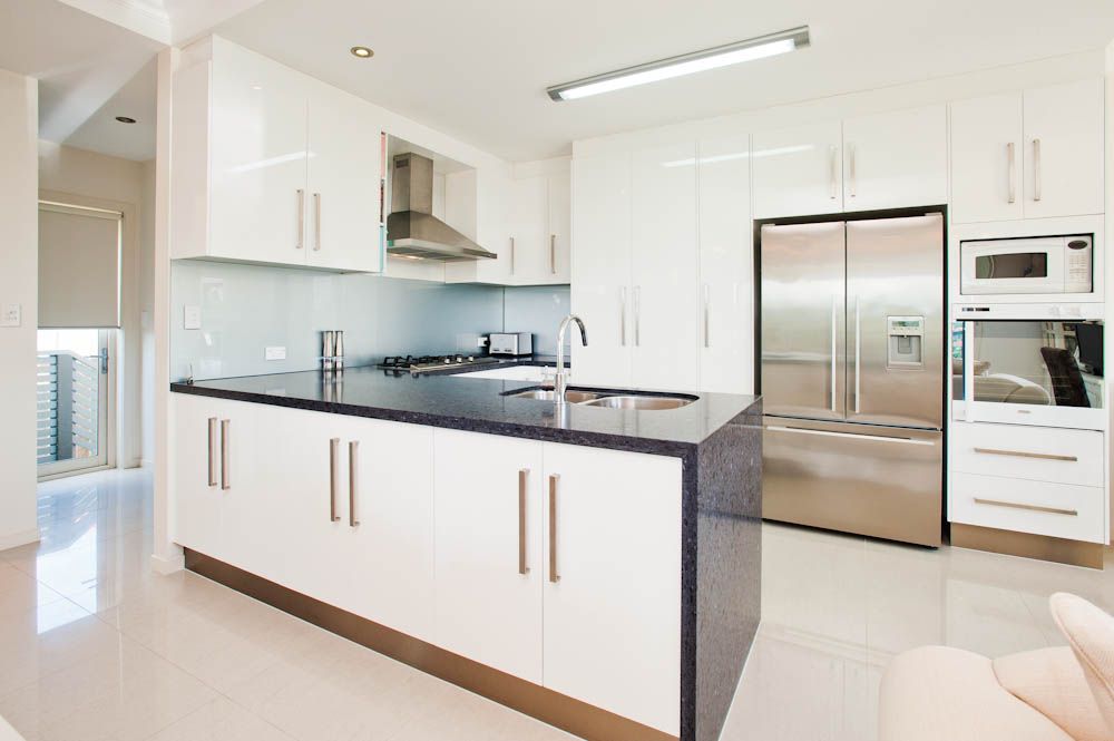 1 Miriam St (Cnr Pickthorne St), HOLLAND PARK WEST, QLD 4121