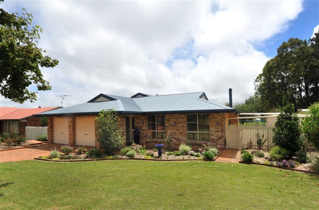 9 Jull Drive, CENTENARY HEIGHTS QLD 4350