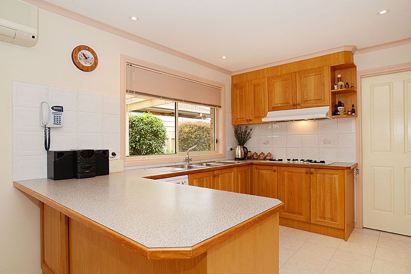2 Gilroy Crescent, MILL PARK, VIC 3082